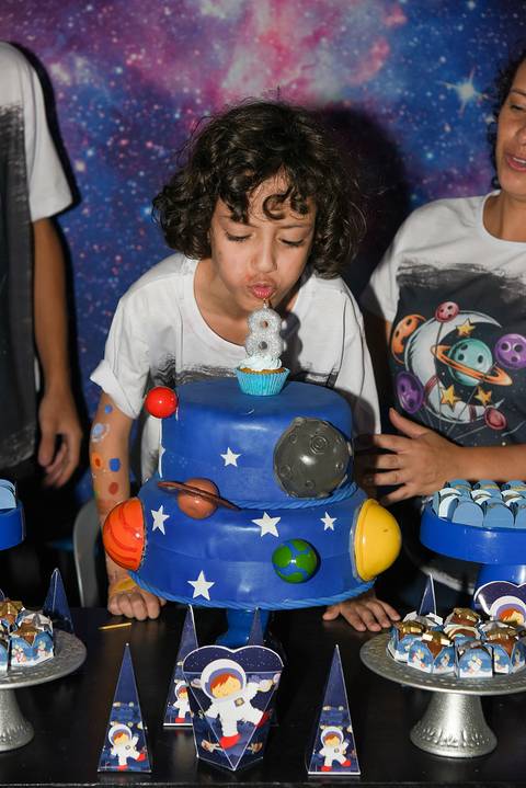 Foto do Aniversariante Assoprando a Velinha No Espaço Castelli e Campos Buffet em Guarulhos - SP, Foto Feita Pela Priscila Felix Fotógrafa de Família, Casamentos e Ensaios '