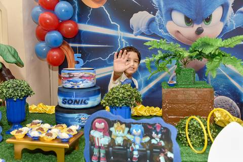 Foto do Aniversariante Na Mesa do Bolo Com o Tema Sonic No Buffet Festas & Cia Na Mooca - SP, Foto Feita Pela Priscila Felix Fotógrafa de Família, Casamentos e Ensaios '