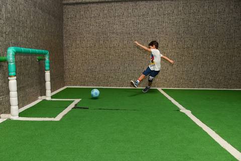 Foto do Aniversariante Chutando a Gol No Campo de Futebol Do Buffet Festas & Cia Na Mooca - SP, Foto Feita Pela Priscila Felix Fotógrafa de Família, Casamentos e Ensaios '