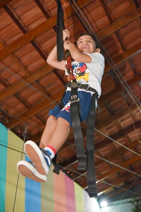 Foto do Aniversariante Descendo Na Tirolesa Do Buffet Festas & Cia Na Mooca - SP, Foto Feita Pela Priscila Felix Fotógrafa de Família, Casamentos e Ensaios '