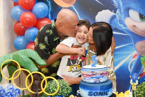 Foto do Aniversariante Ganhando Um Beijo Dos Avós Na Mesa do Bolo Com o Tema Sonic No Buffet Festas & Cia Na Mooca - SP, Foto Feita Pela Priscila Felix Fotógrafa de Família, Casamentos e Ensaios '