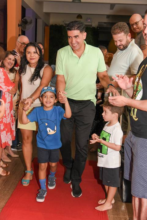 Foto da Entrada do Aniversariante Com Os Pais Para Receber os Parabéns No Buffet  Festas & Cia Na Mooca - SP, Foto Feita Pela Priscila Felix Fotógrafa de Família, Casamentos e Ensaios '