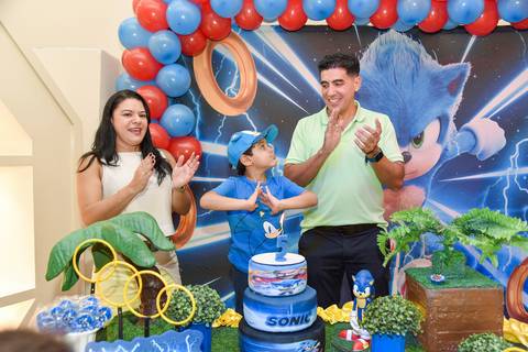 Foto do Aniversariante Com Os Pais Cantando Parabéns e Batendo Palmas Na Mesa do Bolo Com o Tema Sonic No Buffet Festas & Cia Na Mooca - SP, Foto Feita Pela Priscila Felix Fotógrafa de Família, Casamentos e Ensaios '