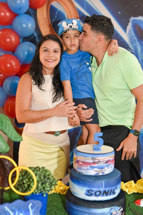 Foto do Aniversariante No Colo do Pai Ao Lado Da Mãe Na Mesa do Bolo Com o Tema Sonic No Buffet Festas & Cia Na Mooca - SP, Foto Feita Pela Priscila Felix Fotógrafa de Família, Casamentos e Ensaios '