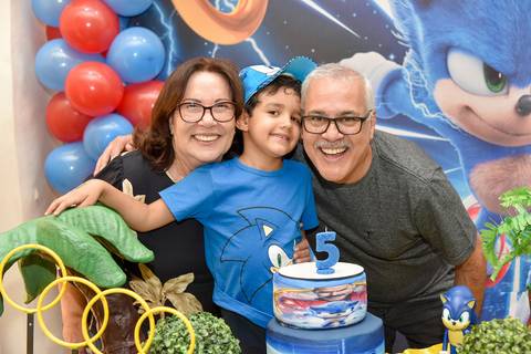 Foto do Aniversariante Com Os Avós Na Mesa do Bolo Com o Tema Sonic No Buffet Festas & Cia Na Mooca - SP, Foto Feita Pela Priscila Felix Fotógrafa de Família, Casamentos e Ensaios '