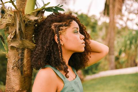 Foto do Aniversariante De Perfil Encostada Na Árvore Olhando O Horizonte No Sítio Em Guararema - SP, Foto Feita Pela Priscila Felix Fotógrafa de Família, Casamentos e Ensaios '