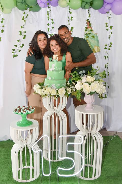 Foto do Aniversariante Com Os Pais Na Mesa Do Bolo No Sítio Em Guararema - SP, Foto Feita Pela Priscila Felix Fotógrafa de Família, Casamentos e Ensaios '