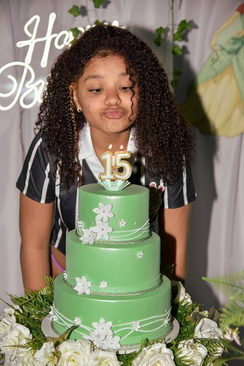 Foto Da Aniversariante Assoprando A Vela Do Bolo No Sítio Em Guararema - SP, Foto Feita Pela Priscila Felix Fotógrafa de Família, Casamentos e Ensaios '