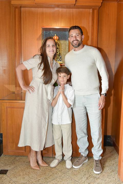 Fotografia do Batizado Com Seus Pais Em Frente a Imagem de Nossa Senhora Na Igreja Verbo Divino em São Paulo, SP - Feita por Priscila Felix Fotógrafa de Casamentos, Ensaios e Família'