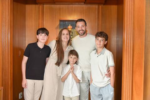 Fotografia do Batizado Com Sua Família Em Frente a Imagem de Nossa Senhora Na Igreja Verbo Divino em São Paulo, SP - Feita por Priscila Felix Fotógrafa de Casamentos, Ensaios e Família'