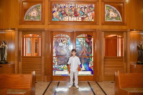 Fotografia do Batizado Em Frente a Igreja Verbo Divino em São Paulo, SP - Feita por Priscila Felix Fotógrafa de Casamentos, Ensaios e Família'