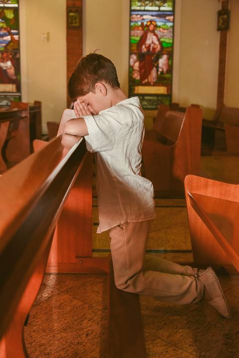 Fotografia do Batizado De Joelhos Orando Na Igreja Verbo Divino em São Paulo, SP - Feita por Priscila Felix Fotógrafa de Casamentos, Ensaios e Família'