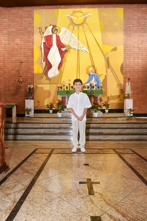 Fotografia do Batizado Em Frente Ao Altar Na Igreja Verbo Divino em São Paulo, SP - Feita por Priscila Felix Fotógrafa de Casamentos, Ensaios e Família'