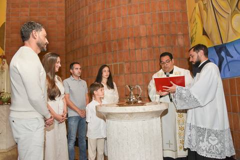 Fotografia da Família Em Volta da Pia Batismal Na Igreja Verbo Divino em São Paulo, SP Feita por Priscila Felix Fotógrafa de Casamentos, Ensaios e Família'