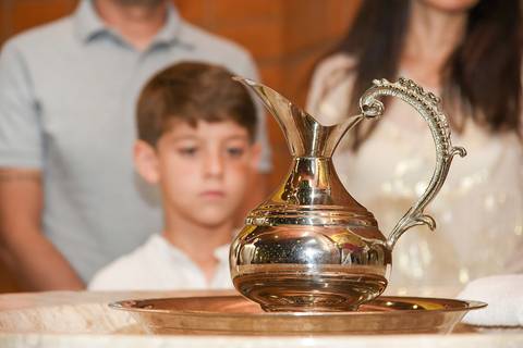 Fotografia da Jarra D´Agua Em cima da Pia Batismal Na Igreja Verbo Divino em São Paulo, SP Feita por Priscila Felix Fotógrafa de Casamentos, Ensaios e Família'