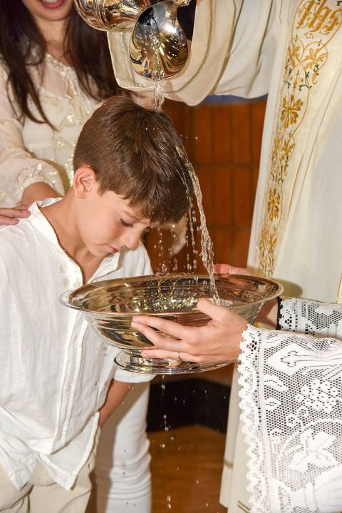 Fotografia da Água Jorrando na Cabeça do Batizado Na Igreja Verbo Divino em São Paulo, SP Feita por Priscila Felix Fotógrafa de Casamentos, Ensaios e Família'