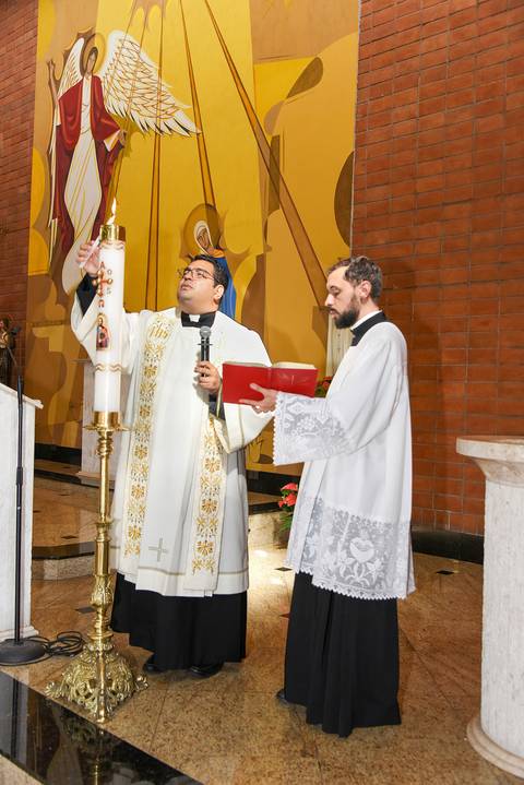 Fotografia do Padre Acendendo a Vela Na Igreja Verbo Divino em São Paulo, SP Feita por Priscila Felix Fotógrafa de Casamentos, Ensaios e Família'