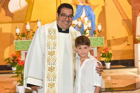 Fotografia do Padre Com o Batizado Na Igreja Verbo Divino em São Paulo, SP Feita por Priscila Felix Fotógrafa de Casamentos, Ensaios e Família'
