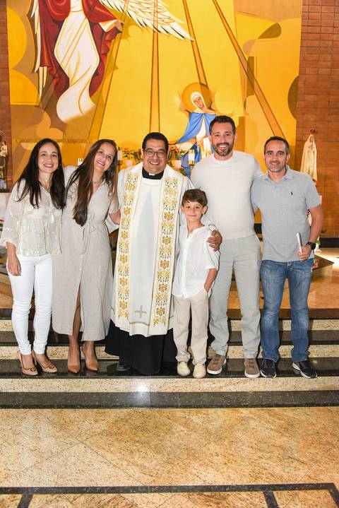 Fotografia do Padre Com o Batizado, Pais e Padrinhos Na Igreja Verbo Divino em São Paulo, SP Feita por Priscila Felix Fotógrafa de Casamentos, Ensaios e Família'