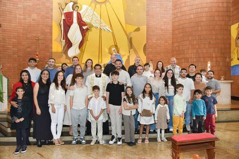 Fotografia do Padre Com Toda A Família Do Batizado Na Igreja Verbo Divino em São Paulo, SP Feita por Priscila Felix Fotógrafa de Casamentos, Ensaios e Família'