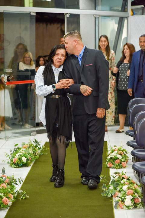 Fotografia do Noivo Beijando a Mãe  na Testa Na Entrada da Cerimônia em São Paulo - SP Feita por Priscila Felix Fotógrafa de Casamentos, Ensaios e Família'
