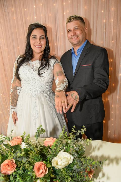 Fotografia dos Noivos Sorrindo Mostrando As Alianças em São Paulo - SP Feita por Priscila Felix Fotógrafa de Casamentos, Ensaios e Família'