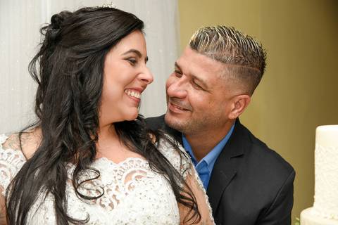 Fotografia dos Noivos Sorrindo Um Pro Outro Após Cerimônia em São Paulo - SP Feita por Priscila Felix Fotógrafa de Casamentos, Ensaios e Família'