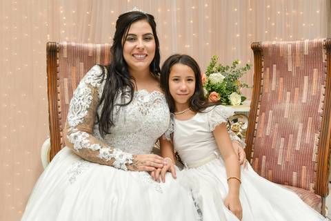 Fotografia da Noiva Sentada Ao Lado da Enteada Sorrindo em São Paulo - SP Feita por Priscila Felix Fotógrafa de Casamentos, Ensaios e Família'