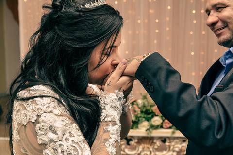Fotografia Da Noiva Beijando A Aliança Na Mão do Noivo em São Paulo - SP Feita por Priscila Felix Fotógrafa de Casamentos, Ensaios e Família'