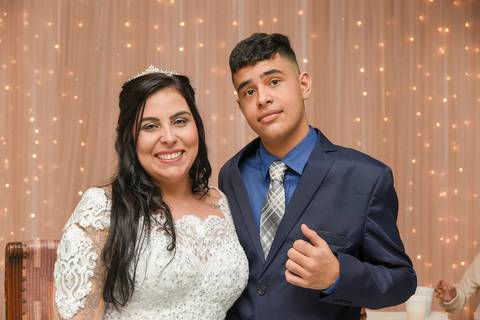 Fotografia da Noiva Sorrindo Ao Lado do Filho em São Paulo - SP Feita por Priscila Felix Fotógrafa de Casamentos, Ensaios e Família'