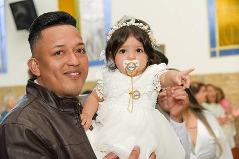 Fotografia da Batizada No Colo do Seu Padrinho Na Igreja São José em São Paulo, SP Feita por Priscila Felix Fotógrafa de Casamentos, Ensaios e Família'