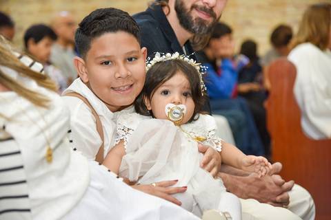 Fotografia dos Irmãos Batizados Sorrindo Na Igreja São José em São Paulo, SP Feita por Priscila Felix Fotógrafa de Casamentos, Ensaios e Família'
