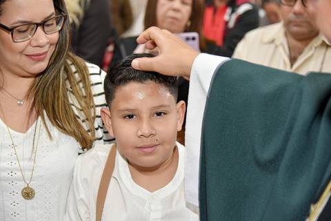 Fotografia do Padre Passando o Óleo Na Testa Do Batizado Na Igreja São José em São Paulo, SP Feita por Priscila Felix Fotógrafa de Casamentos, Ensaios e Família'