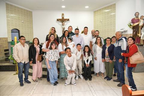 Fotografia do Padre Com A Família Do Pietro e Da Lavínia No Altar Da Igreja São José em São Paulo, SP Feita por Priscila Felix Fotógrafa de Casamentos, Ensaios e Família'