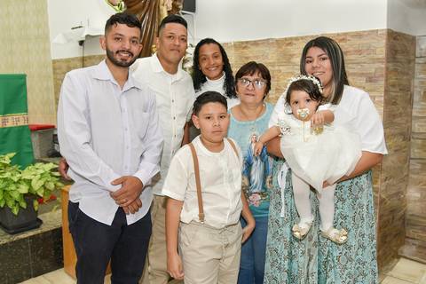 Fotografia dos Batizados Com Sua Família Na Igreja São José em São Paulo, SP Feita por Priscila Felix Fotógrafa de Casamentos, Ensaios e Família'