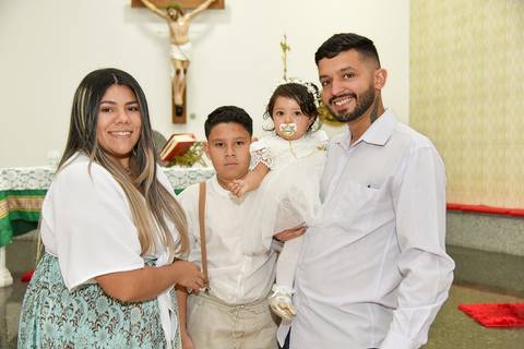 Fotografia dos Batizados Com Seus Pais No Altar Da Igreja São José em São Paulo, SP Feita por Priscila Felix Fotógrafa de Casamentos, Ensaios e Família'