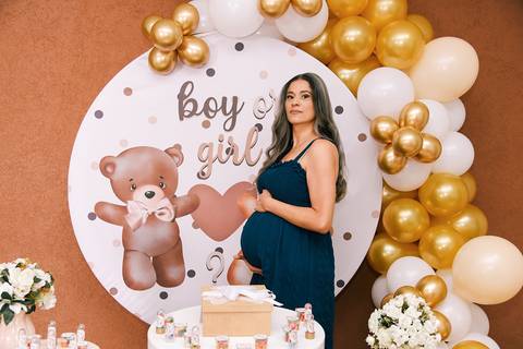 Foto da Gestante Olhando Emocionada Na Mesa do Bolo Em Diadema - SP, Foto Feita Pela Priscila Felix Fotógrafa de Família, Casamento e Ensaios '