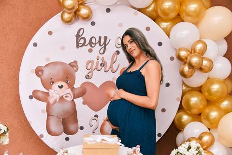 Foto da Gestante Com as Mãos na Barriga Sorrindo Emocionada Na Mesa do Bolo Em Diadema - SP, Foto Feita Pela Priscila Felix Fotógrafa de Família, Casamento e Ensaios '