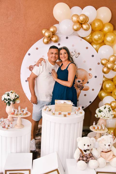 Foto da Gestante Abraçando o Marido Na Mesa do Bolo Em Diadema - SP, Foto Feita Pela Priscila Felix Fotógrafa de Família, Casamento e Ensaios '