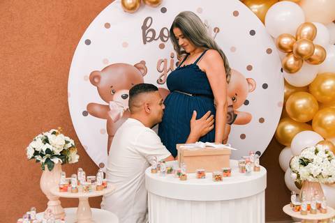 Foto do Pai Beijando a Barriga da Gestante Na Mesa do Bolo Em Diadema - SP, Foto Feita Pela Priscila Felix Fotógrafa de Família, Casamento e Ensaios '