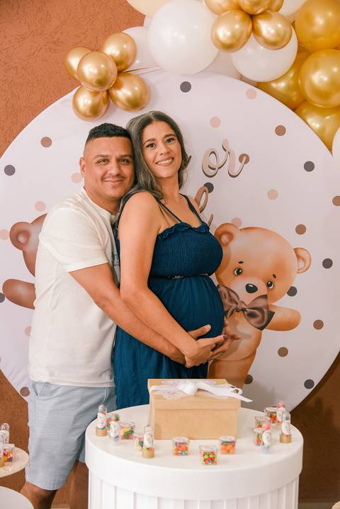 Foto do Casal Abraçados Com o Pai Abraçando a Barriga da Mãe Por Tras Na Mesa do Bolo Em Diadema - SP, Foto Feita Pela Priscila Felix Fotógrafa de Família, Casamento e Ensaios '