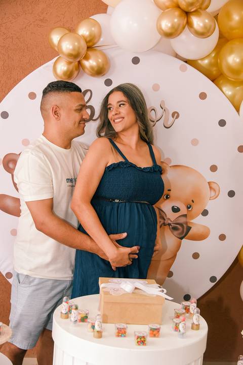 Foto do Casal Se Olhando e Sorrindo Na Mesa do Bolo Em Diadema - SP, Foto Feita Pela Priscila Felix Fotógrafa de Família, Casamento e Ensaios '