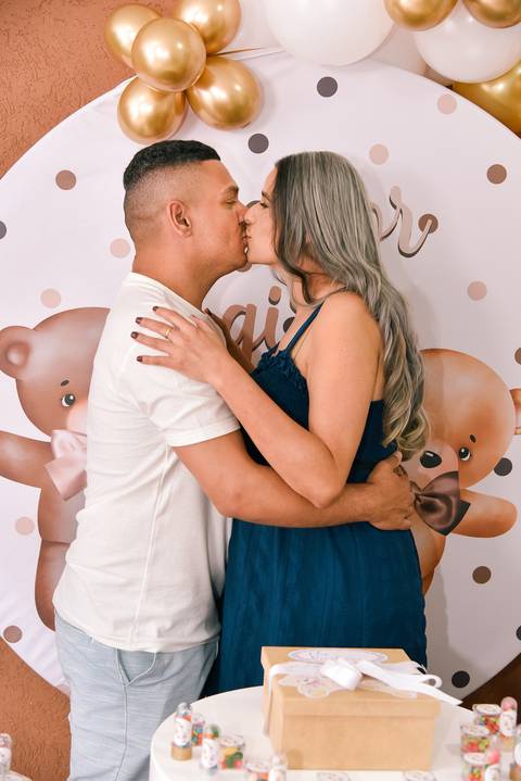 Foto do Casal Se Beijando Na Mesa do Bolo Em Diadema - SP, Foto Feita Pela Priscila Felix Fotógrafa de Família, Casamento e Ensaios '