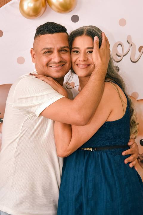 Foto do Casal De Rosto Colado Na Mesa do Bolo Em Diadema - SP, Foto Feita Pela Priscila Felix Fotógrafa de Família, Casamento e Ensaios '