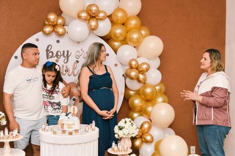 Foto da Família, Mãe, Pai e Primeira Filha do Casal, Recebendo Oração Na Mesa do Bolo Em Diadema - SP, Foto Feita Pela Priscila Felix Fotógrafa de Família, Casamento e Ensaios '