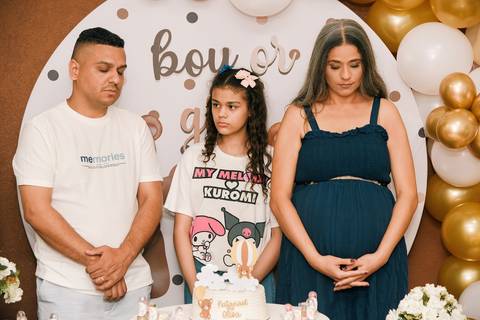 Foto da Família, Mãe, Pai e Primeira Filha do Casal, Orando Na Mesa do Bolo Em Diadema - SP, Foto Feita Pela Priscila Felix Fotógrafa de Família, Casamento e Ensaios '