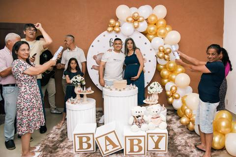 Foto das Mães do Casal Preparadas  Para Abrir os Confetes Revelando o Sexo do Bebê e o Casal Com Cara de Surpresa Em Diadema - SP, Foto Feita Pela Priscila Felix Fotógrafa de Família, Casamento e Ensaios '