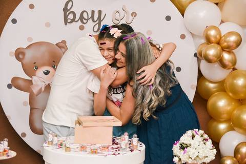 Foto da Família, Mãe, Pai e Primeira Filha do Casal, Se Abraçando e Festejando a Revelação de Ser Uma Menina Em Diadema - SP, Foto Feita Pela Priscila Felix Fotógrafa de Família, Casamento e Ensaios '