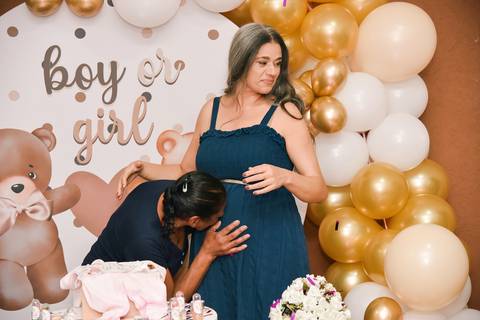 Foto da Mãe Beijando a Barriga Da Filha Em Diadema - SP, Foto Feita Pela Priscila Felix Fotógrafa de Família, Casamento e Ensaios '