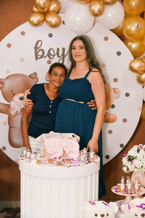 Foto da Mãe Abraçando A Filha Emocionadas Em Diadema - SP, Foto Feita Pela Priscila Felix Fotógrafa de Família, Casamento e Ensaios '